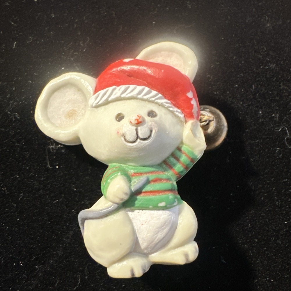 Vintage‎ Hallmark Christmas Mouse Holiday Decorative Plastic Brooch Pin